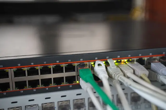Nahaufnahme Switch mit Patchkabeln